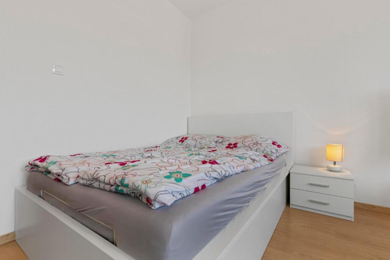Apartment 20 Minutes From City Center W Netflix, Coffee Or Tea & Parking บราติสลาวา ภายนอก รูปภาพ